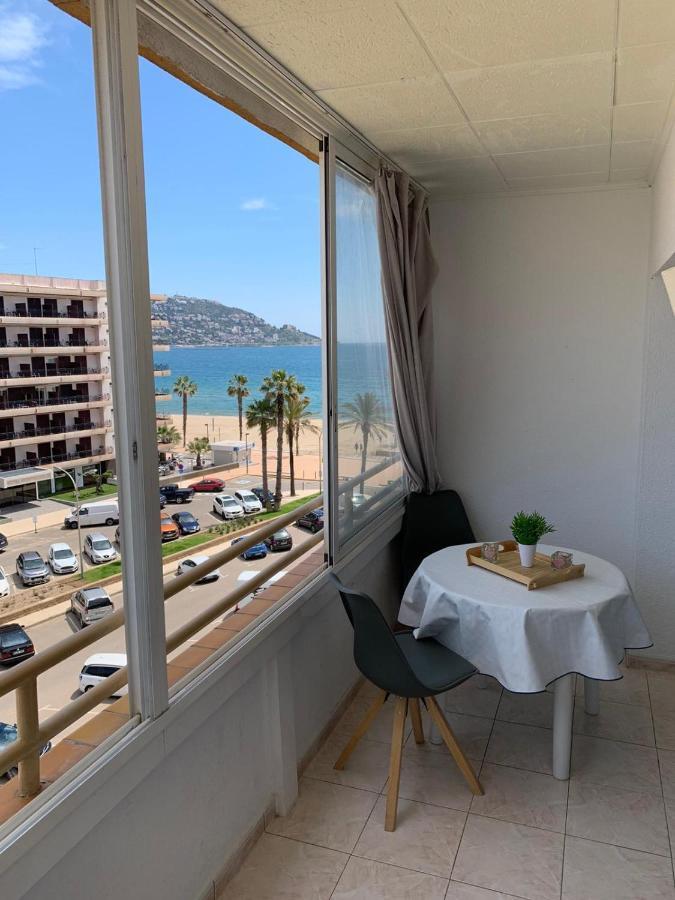 Appartement Premiere Ligne De Mer Avec Piscine Росас Экстерьер фото