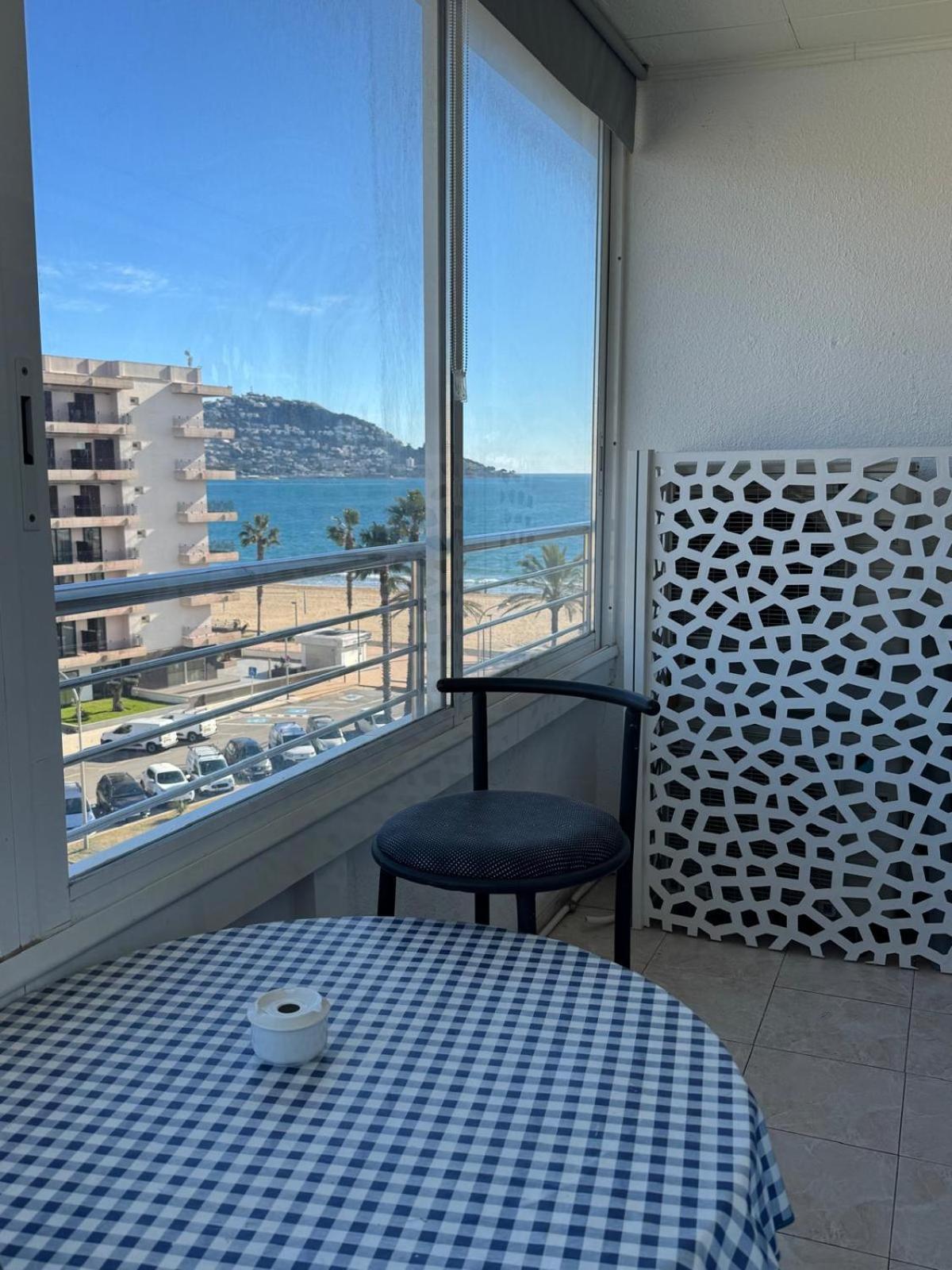 Appartement Premiere Ligne De Mer Avec Piscine Росас Экстерьер фото