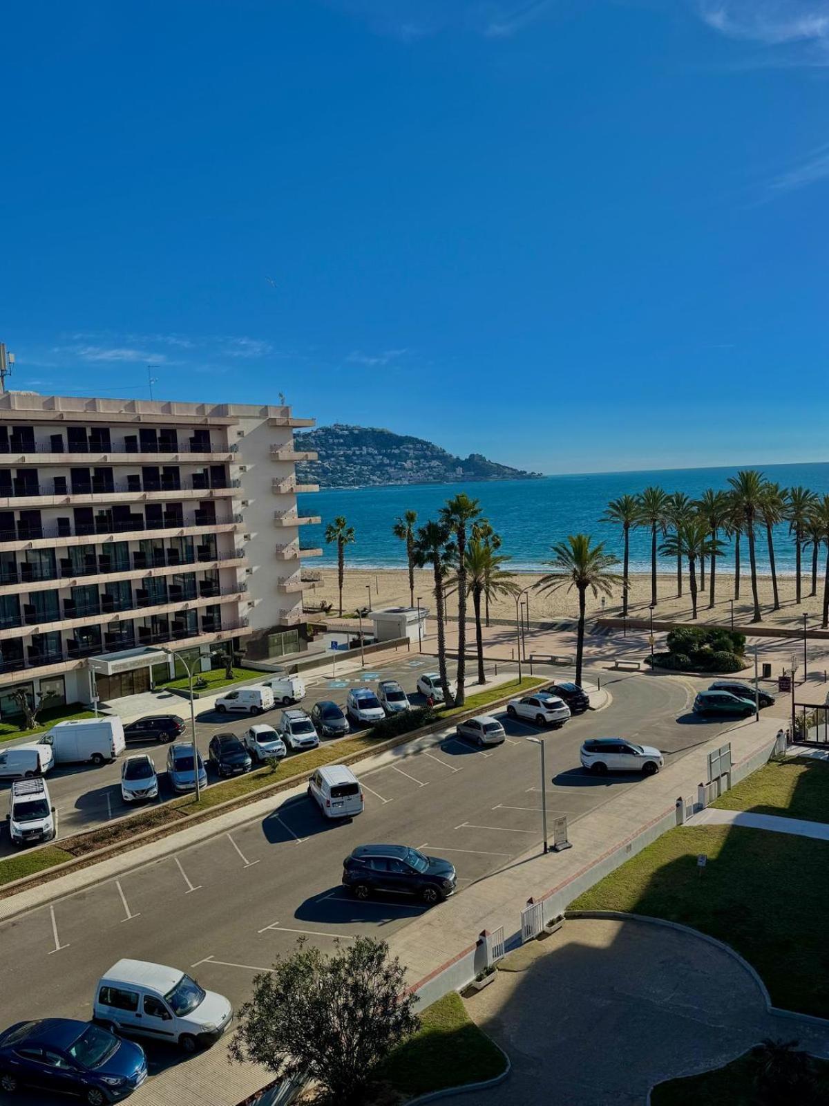 Appartement Premiere Ligne De Mer Avec Piscine Росас Экстерьер фото